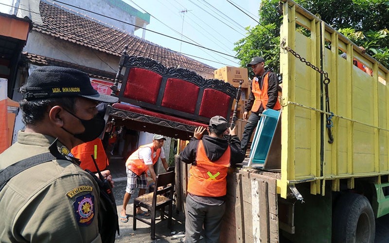 Satpol PP Jatim Kosongkan 21 Bangunan untuk Perluasan Rumah Sakit - Bagian 2
