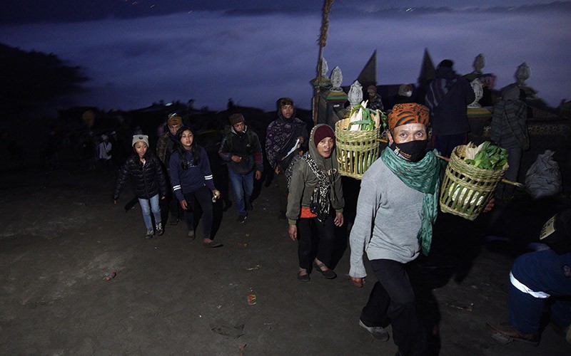 Upacara Yadnya Kasada, Masyarakat Tengger Larung Panen ke Kawah Gunung Bromo - Bagian 2