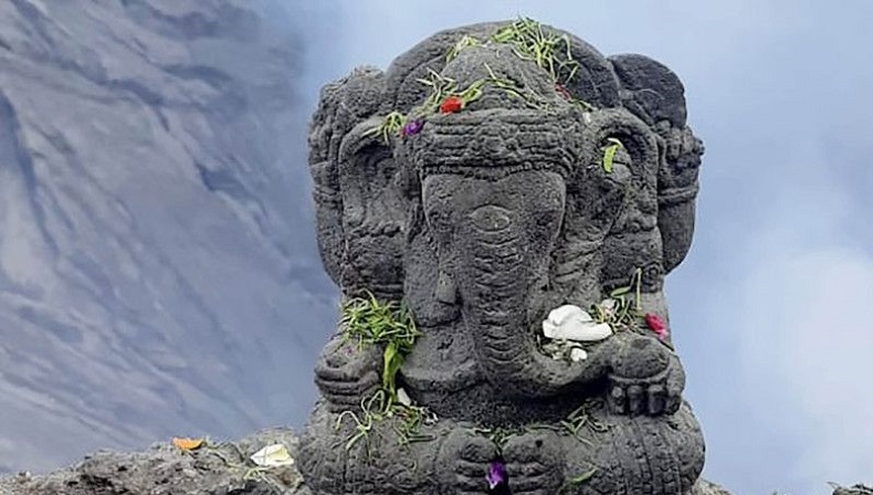 Arca Ganesha yang Hilang Jatuh ke Kawah Gunung Bromo Diganti Baru