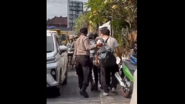 title Cekcok dengan Warga Bali usai Kecelakaan, Bule Amerika Keluarkan Pisau Cekcok dengan Warga Bali usai Kecelakaan, Bule Amerika Keluarkan Pisau