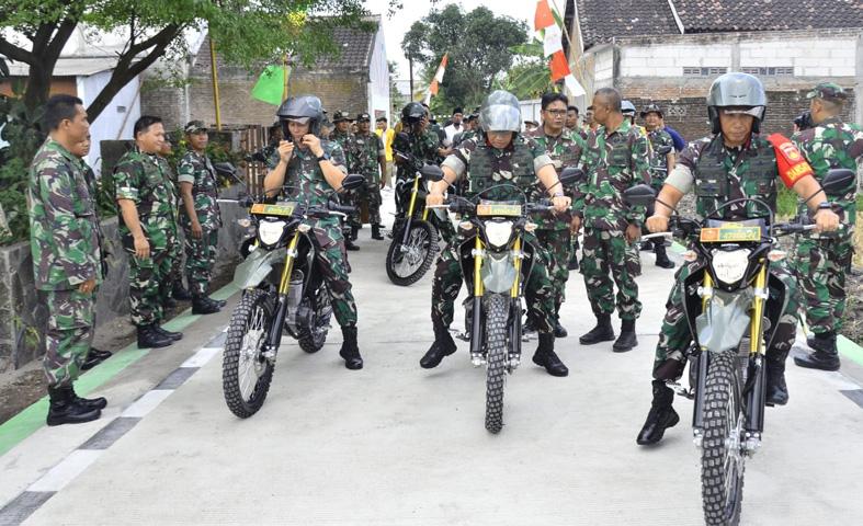 Kendarai Motor Trail, Danpusterad dan Kasdam Diponegoro Blusukan di Kampung Balong Baru