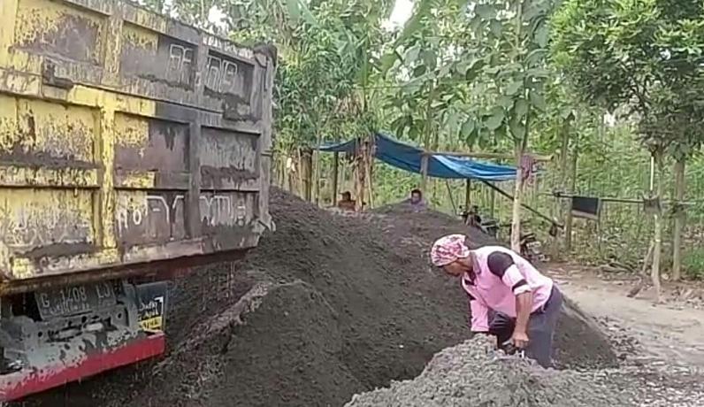 title Melihat Aktivitas Depot Pasir di Pemalang, Tempat Buruh Bongkar Muat Meraup Rezeki Melihat Aktivitas Depot Pasir di Pemalang, Tempat Buruh Bongkar Muat Meraup Rezeki