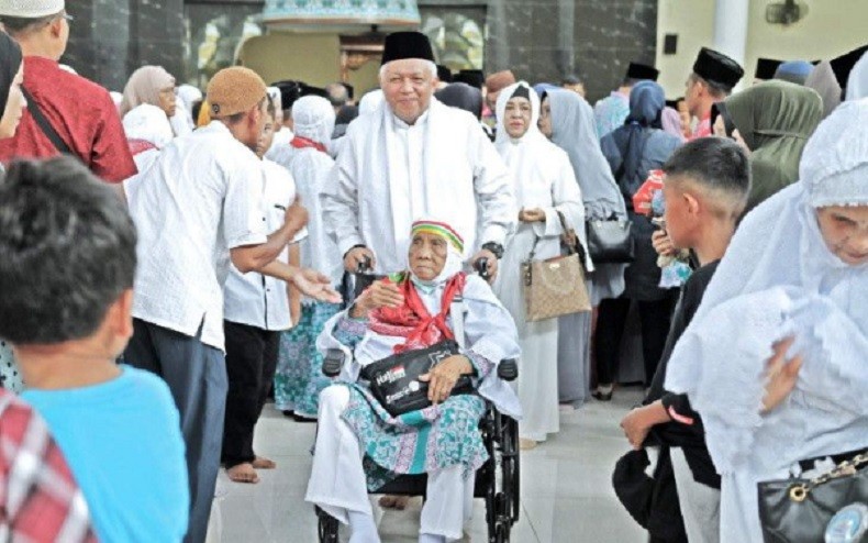 title 158 Jemaah Calon Haji Bangka Barat Berangkat ke Arab Saudi, 1 Batal karena Wafat 158 Jemaah Calon Haji Bangka Barat Berangkat ke Arab Saudi, 1 Batal karena Wafat