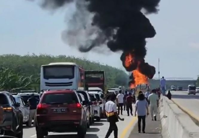 Kecelakaan di Sergai, Pikap Terbakar di Tol Medan-Tebingtinggi usai Pecah Ban