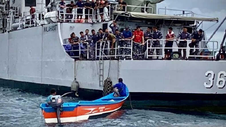 Kisah Haru Ayah Anak Terombang-ambing 2 Hari di Perairan Salawati demi Seragam Sekolah