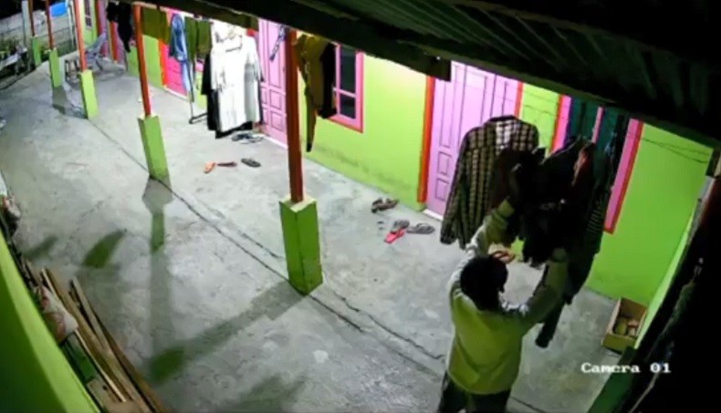 title Aksi Pria Curi Pakaian Dalam lalu Diciumi Terekam CCTV, Diduga Idap Kelainan Seksual Aksi Pria Curi Pakaian Dalam lalu Diciumi Terekam CCTV, Diduga Idap Kelainan Seksual