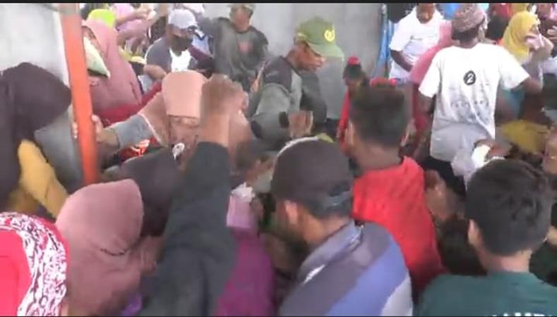 Sedekah Bumi, Ratusan Warga Grobogan Berebut Nasi Bungkus dan Air Sumur yang Disakralkan 