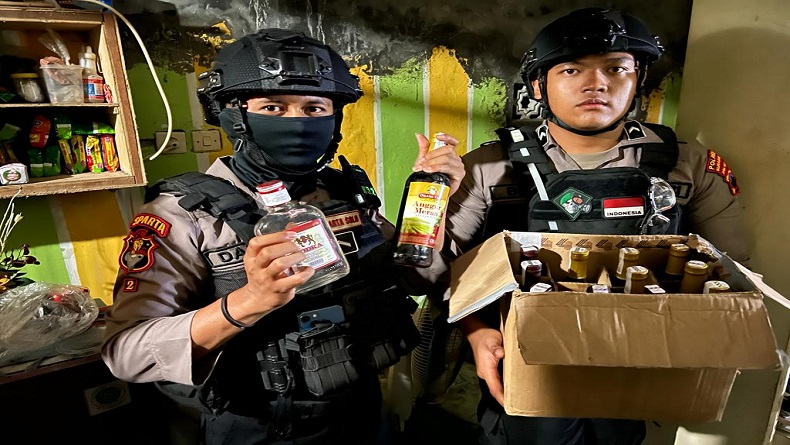 title Gerebek Penjual Miras di Solo, Polisi Sita Belasan Botol Minuman Memabukkan Gerebek Penjual Miras di Solo, Polisi Sita Belasan Botol Minuman Memabukkan