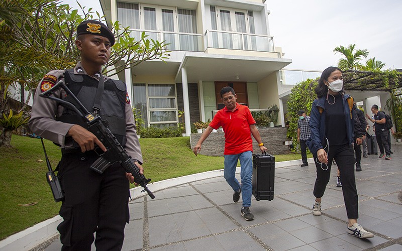 KPK Geledah Rumah Eks Kepala Bea Cukai Makassar Andhi Pramono - Bagian 1