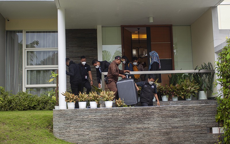 KPK Geledah Rumah Eks Kepala Bea Cukai Makassar Andhi Pramono - Bagian 2