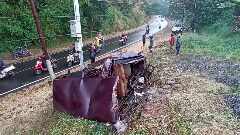 Mobil Rombongan Peziarah Kecelakaan di Turunan Plelen Batang, 1 Orang Meninggal