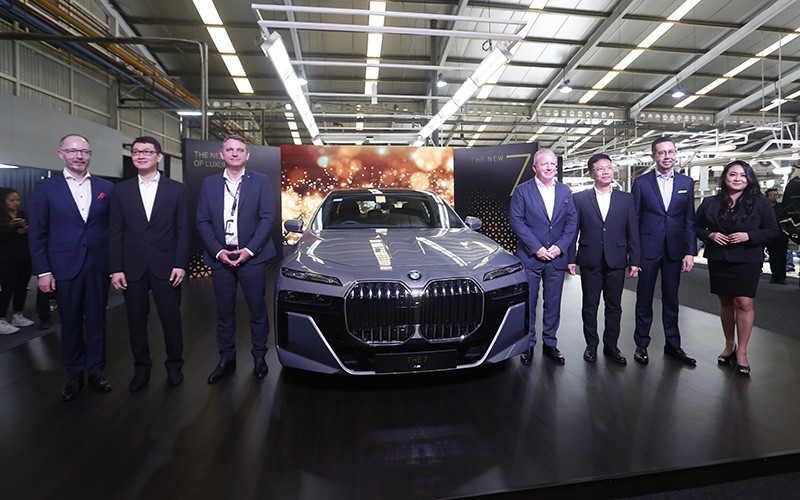 Tampilan BMW Seri 7 Terbaru Rakitan Indonesia - Bagian 1