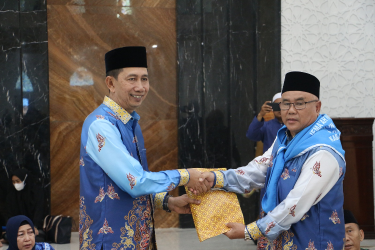 Diwarnai Suasana Haru, Bupati Nadalsyah Lepas 120 Calon Haji di Barito Utara