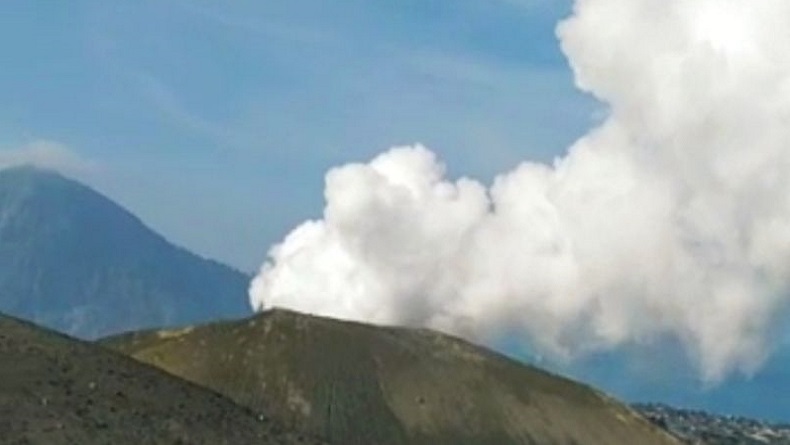 title Gunung Anak Krakatau Erupsi Hari Ini, Lontaran Abu 500 Meter dari Atas Puncak Gunung Anak Krakatau Erupsi Hari Ini, Lontaran Abu 500 Meter dari Atas Puncak