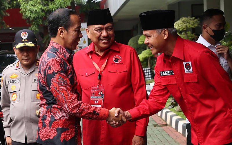 Momen Jokowi, Megawati dan Ganjar Pranowo Salam Metal saat Rakernas PDIP - Bagian 4