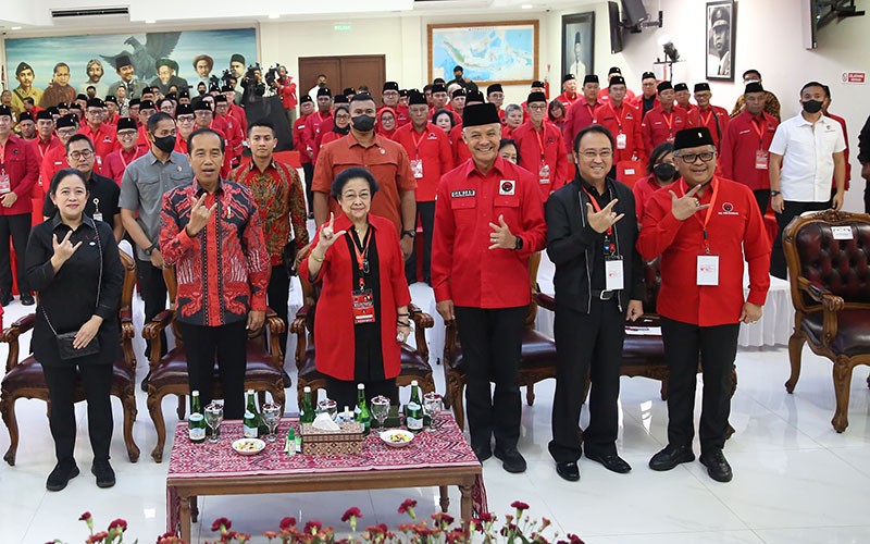 Momen Jokowi, Megawati dan Ganjar Pranowo Salam Metal saat Rakernas PDIP - Bagian 3