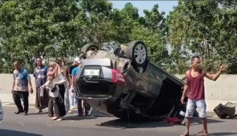 Kecelakaan di Tol Sidoarjo, Mobil Honda Jazz Terguling Ditabrak Truk Trailer 
