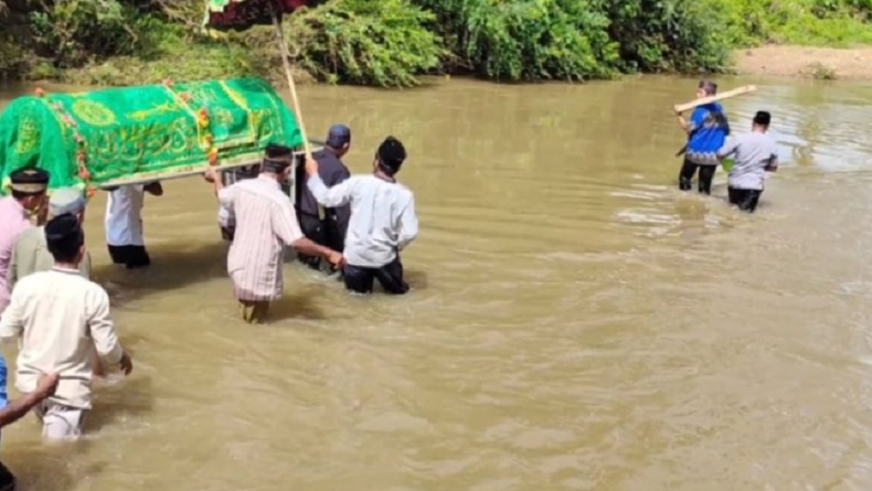 Perjuangan Warga Pemerihan Bawa Jenazah Lewati Sungai, Kades: Dulu Pernah Kerandanya Terguling