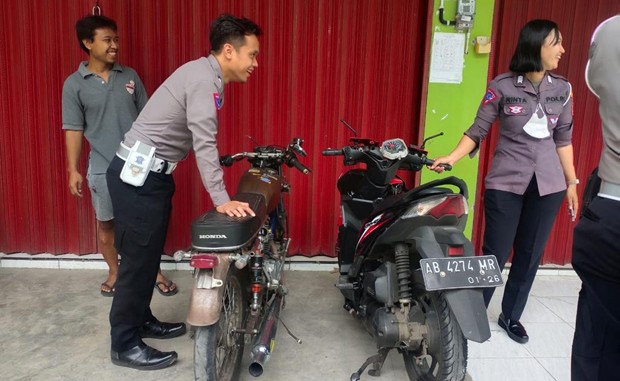 title Kecelakaan Beruntun 3 Sepeda Motor, 1 Orang Tewas dan 1 Lainnya Dilarikan ke RS Kecelakaan Beruntun 3 Sepeda Motor, 1 Orang Tewas dan 1 Lainnya Dilarikan ke RS