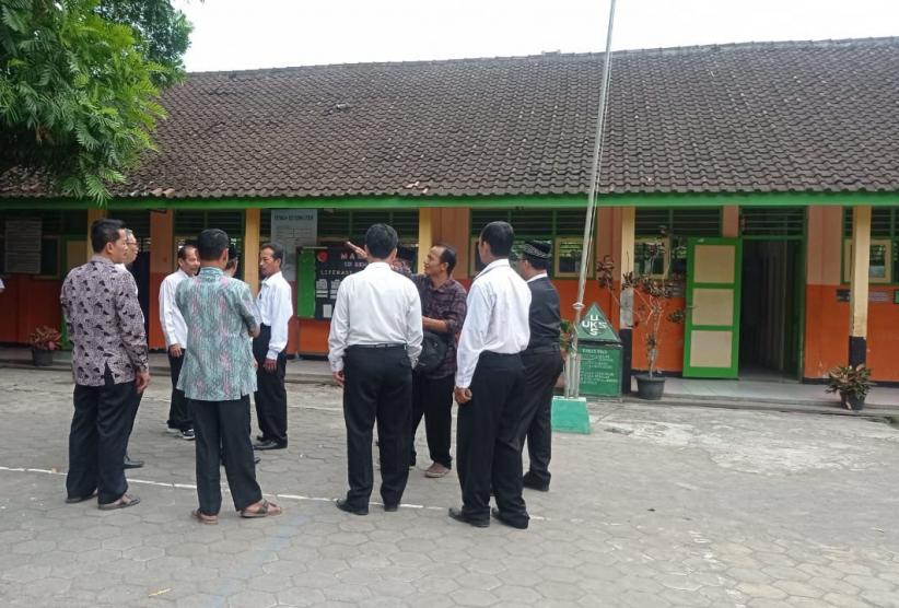 Atap Bangunan SD Semuten Dlingo Rapuh, Puluhan Siswa Direlokasi Belajar di Rumah Warga