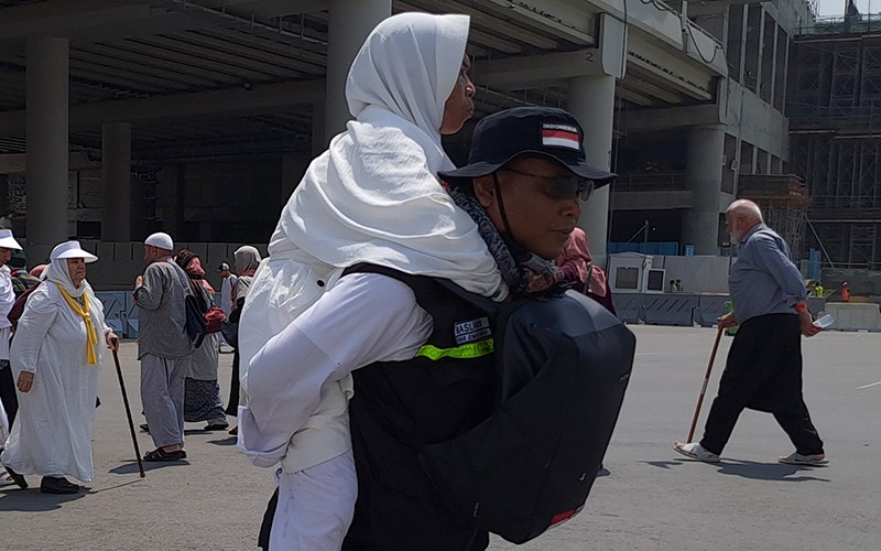 Potret Petugas Kemenag Gendong Jemaah Calon Haji di Masjidil Haram - Bagian 1