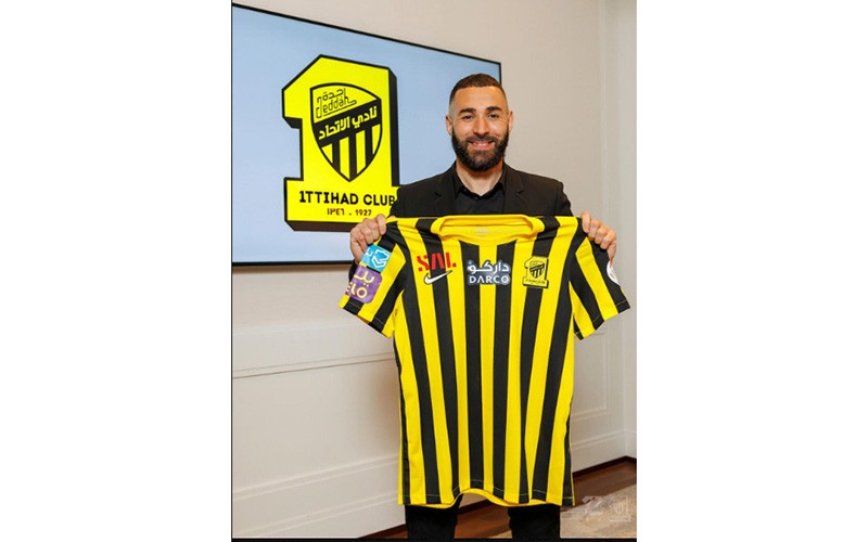 Gaya Benzema Pamer Jersey Al Ittihad, Kantongi Gaji Fantastis Rp8,8 M per Hari - Bagian 1