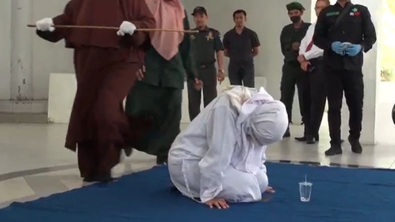 Dicambuk Berkali-kali karena Berzina, Perempuan di Banda Aceh Merintih Kesakitan 