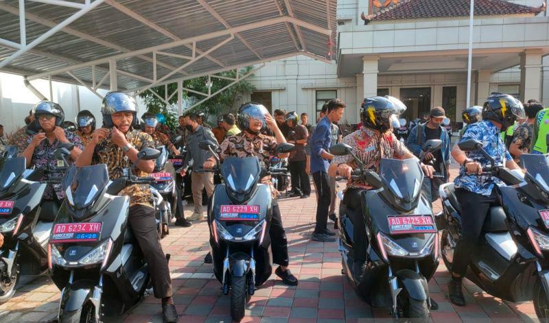 title Hore, Pemkot Solo Bagikan Motor Listrik ke Kecamatan dan Kelurahan Hore, Pemkot Solo Bagikan Motor Listrik ke Kecamatan dan Kelurahan