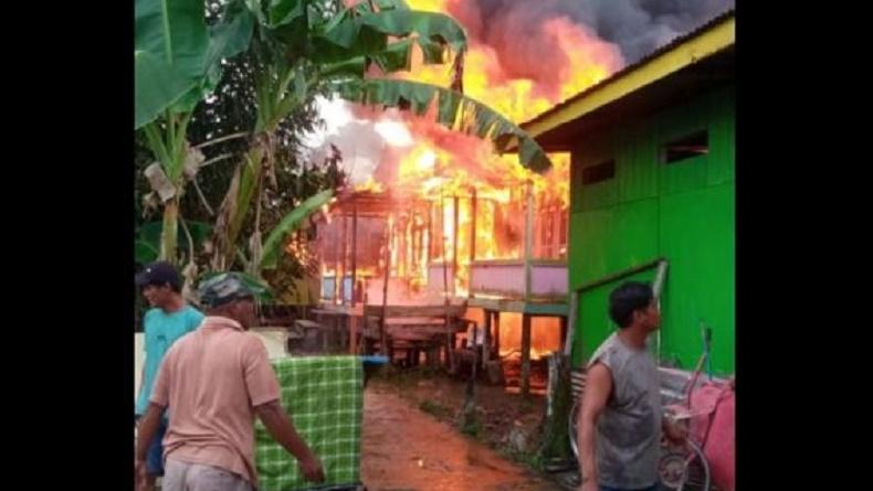 title Kebakaran di Bulungan, 7 Rumah Warga Ludes Dilalap Api Kebakaran di Bulungan, 7 Rumah Warga Ludes Dilalap Api