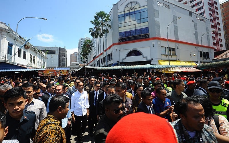 Presiden Jokowi-PM Anwar Ibrahim Disambut Ribuan Warga Indonesia di Pasar Chow Kit - Bagian 1