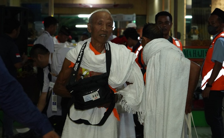 Pemberangkatan Gelombang II, Calhaj Wajib Pakaian Ihram sejak di Asrama Haji Surabaya