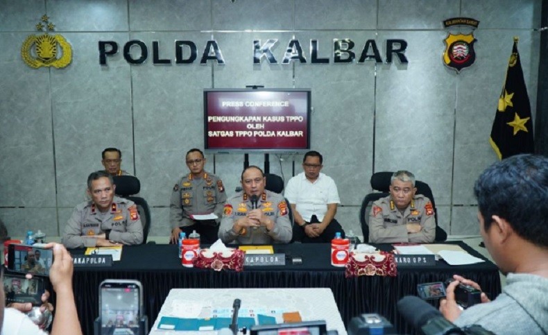 title Bongkar Sindikat TPPO, Polda Kalbar Tangkap 1 Perempuan dan 6 Calon PMI Ilegal Bongkar Sindikat TPPO, Polda Kalbar Tangkap 1 Perempuan dan 6 Calon PMI Ilegal