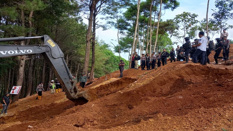 Tambang Emas Ilegal Marak di Sukabumi, 355 Lubang Eks Gurandil Ditutup dengan Alat Berat