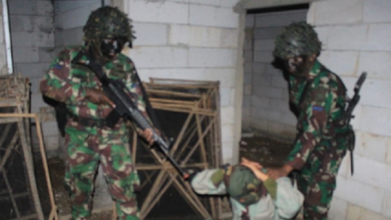 Prajurit TNI Geledah Rumah di Sukabumi, Dokumen Penting Disita