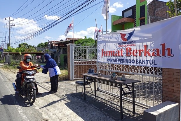 Jumat Berkah, Pengurus DPD Partai Perindo Bantul Bagikan Nasi Bungkus kepada Warga