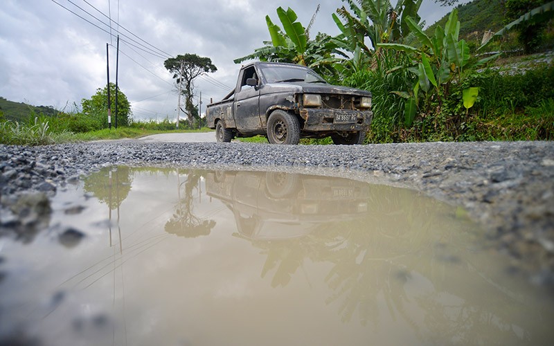 Jalan Nasional Penghubung Sumbar-Jambi Rusak Bikin Bahaya Pengendara - Bagian 1
