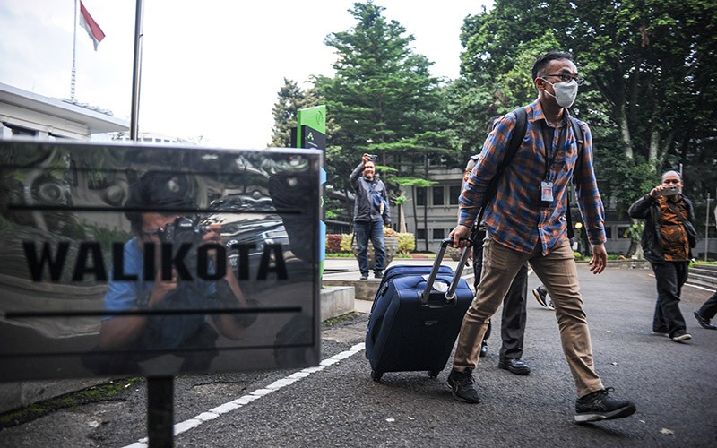 KPK Geledah Balai Kota Bandung, Penyidik Bawa Satu Koper Besar Berisi Berkas - Bagian 1