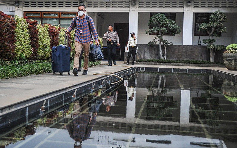KPK Geledah Balai Kota Bandung, Penyidik Bawa Satu Koper Besar Berisi Berkas - Bagian 2