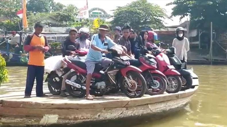 Tak Ada Jembatan, Warga di Kendal Puluhan Tahun Seberangi Sungai dengan Sampan
