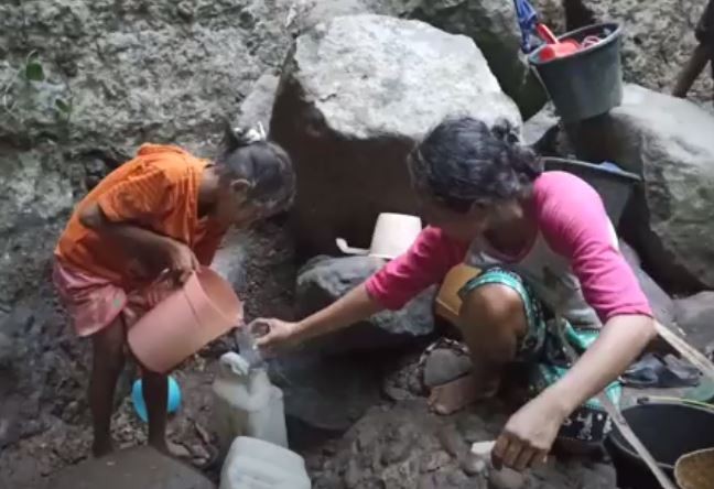 Kisah Warga Natarita Sikka Krisis Air Bersih, Konsumsi Air Kotor hingga Antre Berjam-jam