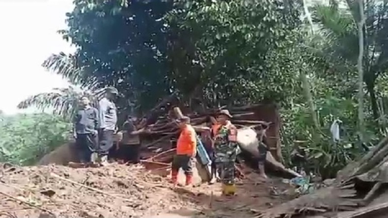 Longsor Timbun Rumah di Cintawangi Tasikmalaya, Pasutri Tewas Terseret Material Tanah