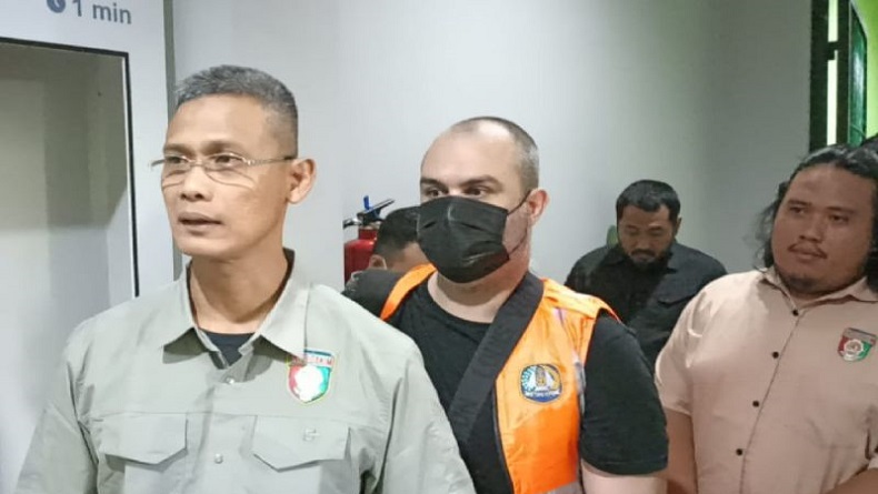 title Warga Inggris Bakar Gerbang Vila di Gili Air Akhirnya Dideportasi Warga Inggris Bakar Gerbang Vila di Gili Air Akhirnya Dideportasi