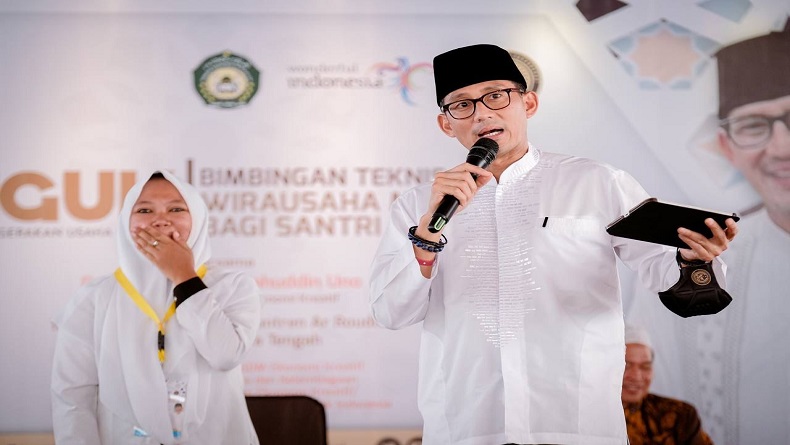 Sandiaga Uno Pesan Baju Koko ke Santri di Batang untuk Idul Adha