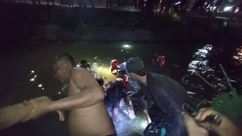 title Becak Angkut Sekeluarga Tercebur ke Irigasi Kendal Tewaskan Bayi ternyata Hendak Mudik ke Bogor Becak Angkut Sekeluarga Tercebur ke Irigasi Kendal Tewaskan Bayi ternyata Hendak Mudik ke Bogor