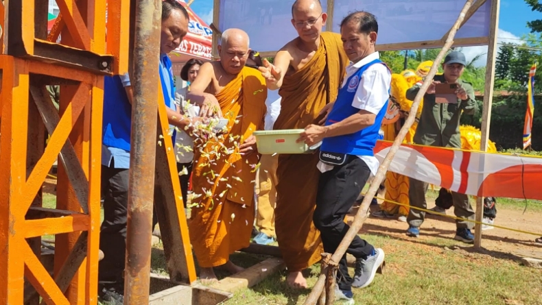 Biksu Thailand Ikuti Tradisi Pindapatta di Pangkalpinang,  Disambut Antusias Warga