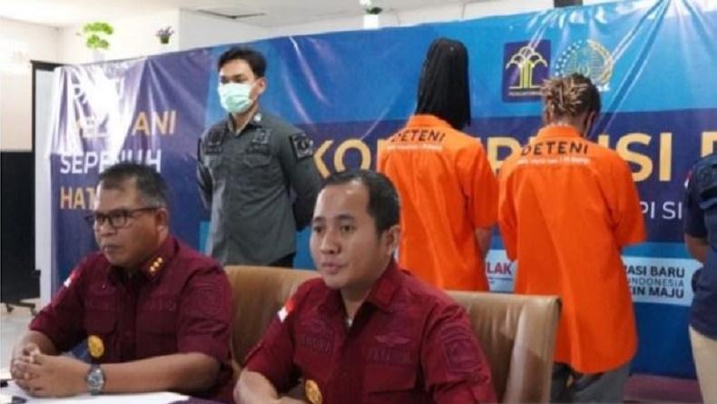 title Langgar Izin Tinggal Berdalih Investor, WNA Singapura dan Rusia Dideportasi Imigrasi Langgar Izin Tinggal Berdalih Investor, WNA Singapura dan Rusia Dideportasi Imigrasi