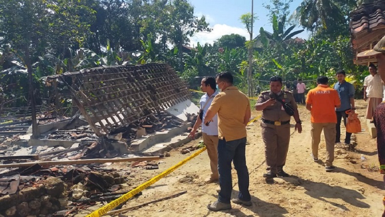 Pamekasan Geger, Anak Bakar Rumah Orang Tua hingga Rata dengan Tanah