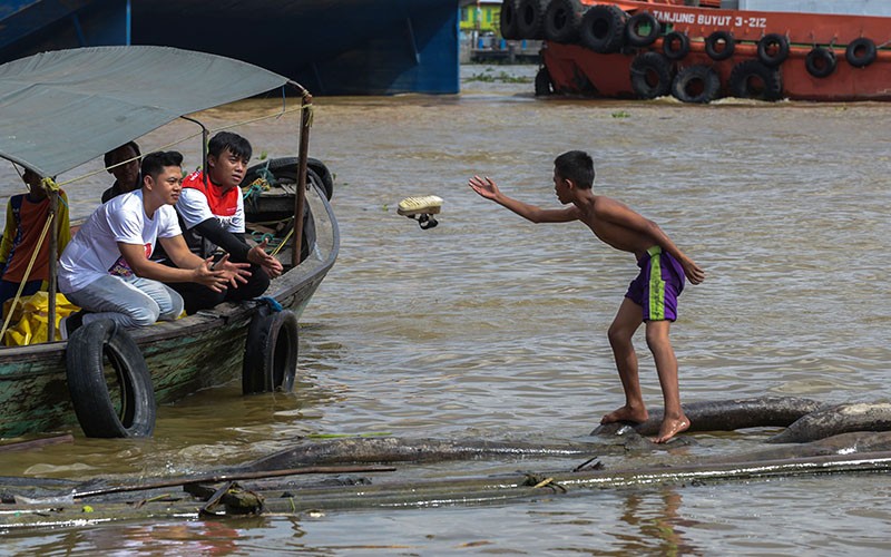 Bersih-Bersih Sungai Musi Angkut 3 Ton Sampah - Bagian 4