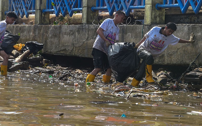 Bersih-Bersih Sungai Musi Angkut 3 Ton Sampah - Bagian 3