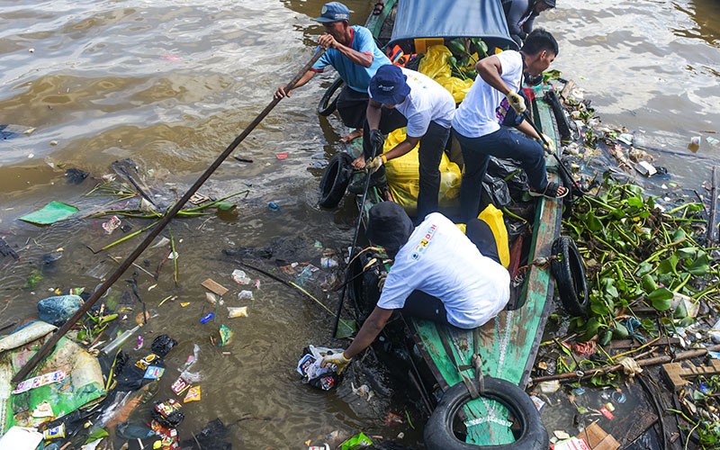Bersih-Bersih Sungai Musi Angkut 3 Ton Sampah - Bagian 2